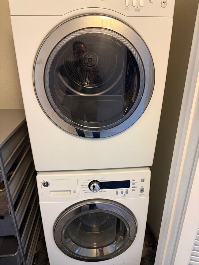 Building Photo - Gorgeous South Natomas Condo