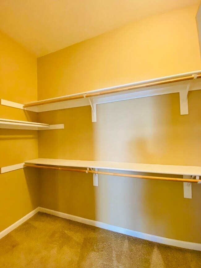 Building Photo - 9565 Stone Springs Dr