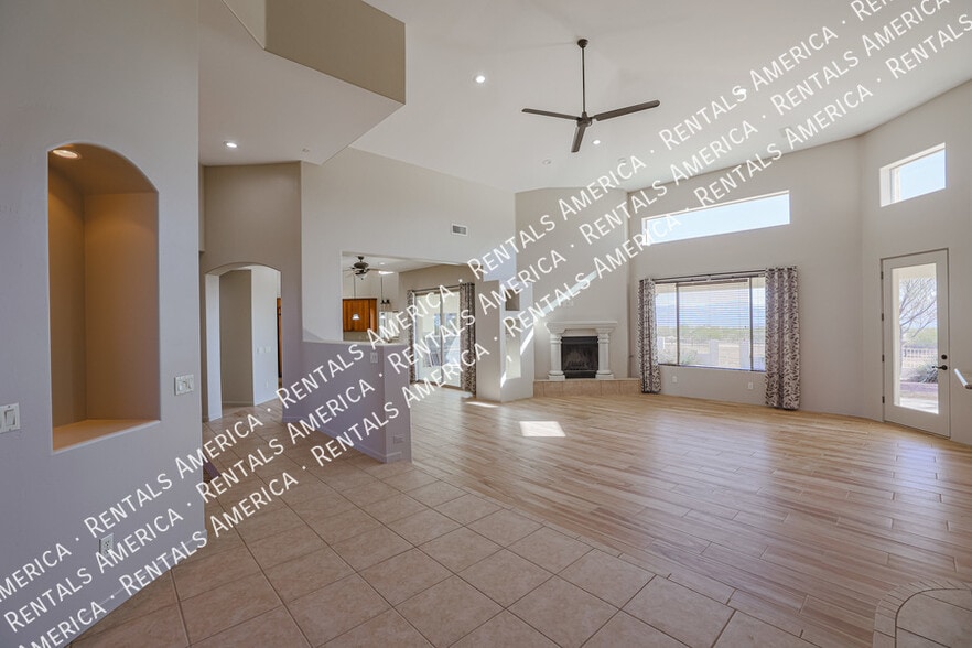 Building Photo - 14731 E Dixileta Dr