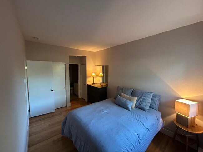 Building Photo - 57 Lakeshore Ct