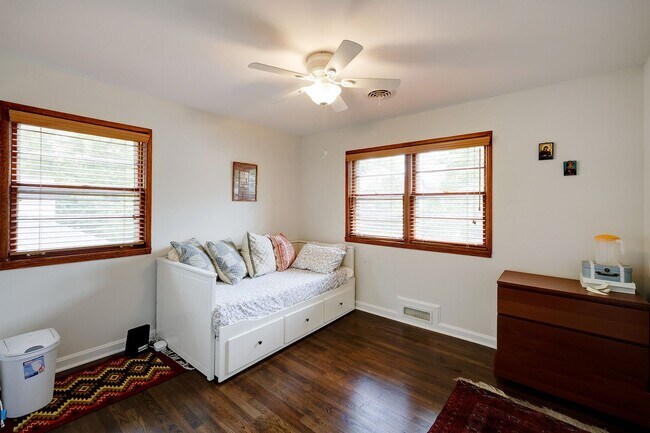 Building Photo - Furnished, Detached Home in Bethesda Alta ...