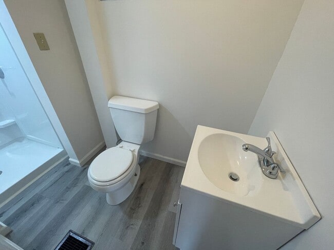 Building Photo - 4 bedroom 2 bathroom house available!   Freshly Painted-New Flooring