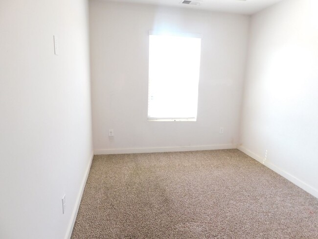 Building Photo - 672 The Heights Ln
