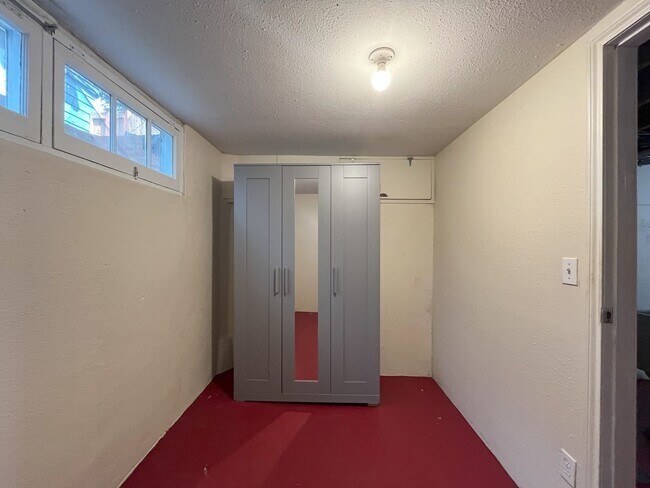 Building Photo - Spacious Multi-Level Living with Vaulted Ceilings and Backyard Access