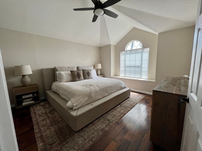 Building Photo - Beautiful 3/2 in Desirable Kensington Gardens