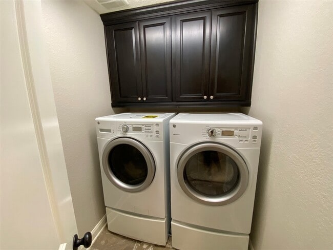 Building Photo - 5159 Oasis Park Ln