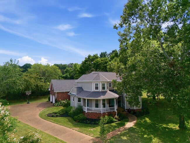 Building Photo - 1733 Carriage Ct