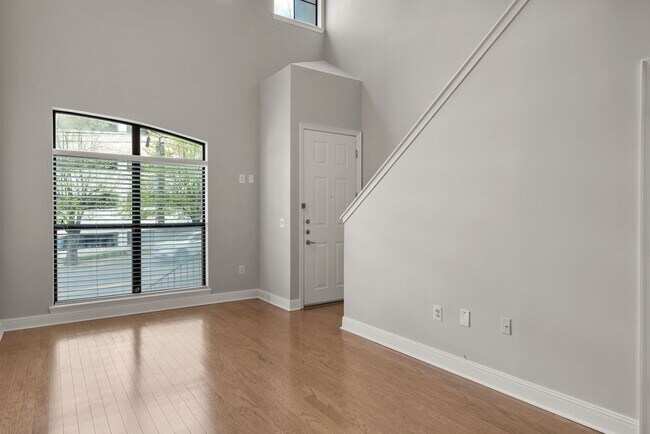 Building Photo - 1,593 SqFt Condo in a prime location in Nashville!
