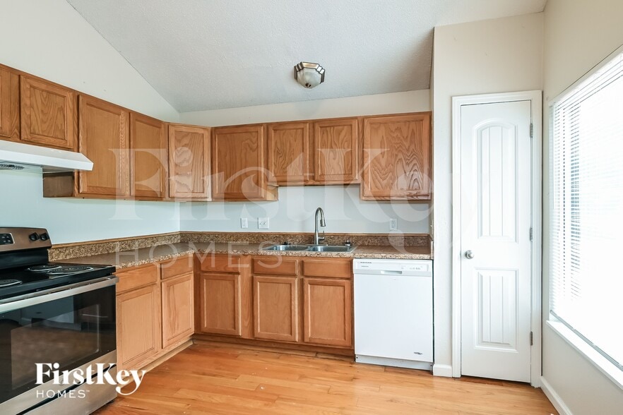Building Photo - 3710 Woodman Dr