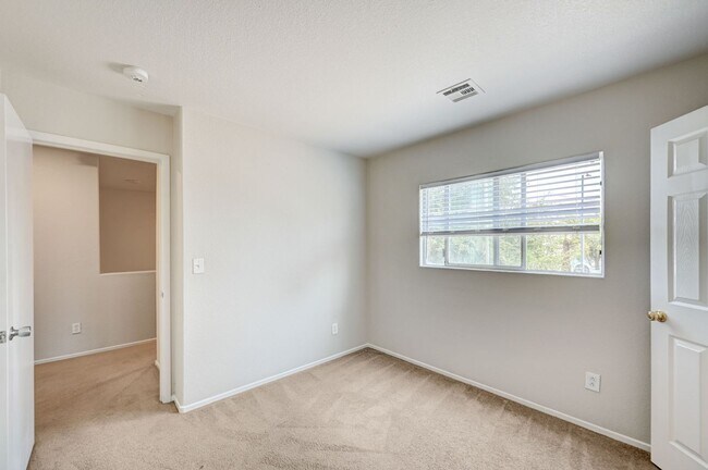 Building Photo - Beautiful 3 Bedroom Home!