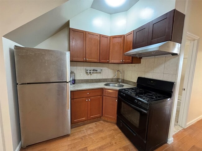 Building Photo - 454 58th St