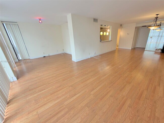 Building Photo - 400 Leslie Dr