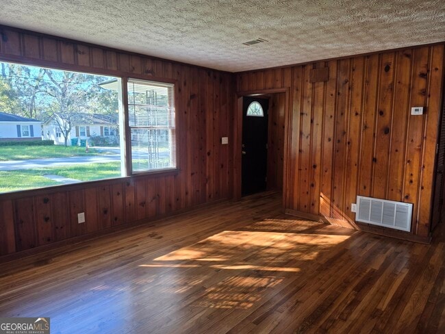 Building Photo - 8 Ronnie Ave