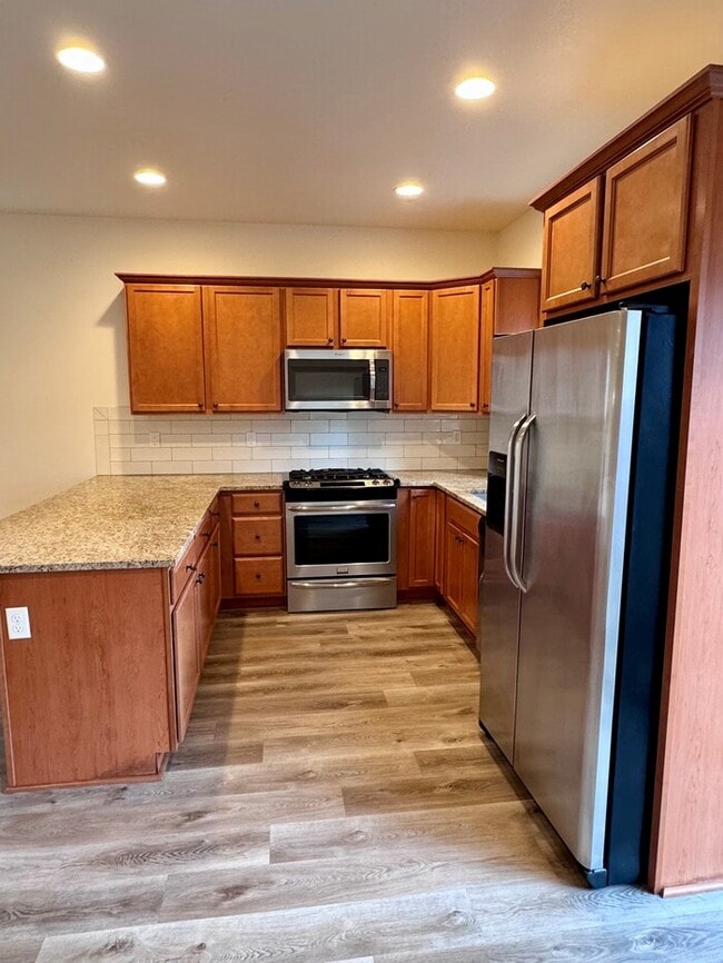 Building Photo - Beautiful Home with LVP Flooring, SS Appli...