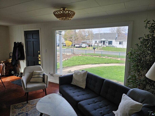 Building Photo - 906 G Ave