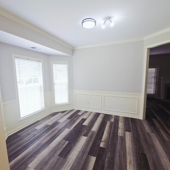 Building Photo - Spacious 3 BR / 2.5 BA in Birmingham!