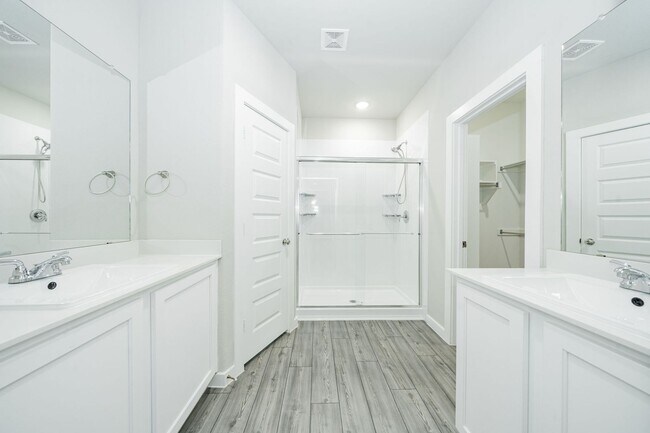Building Photo - Stylish, Bright & Energy-Smart Living in R...
