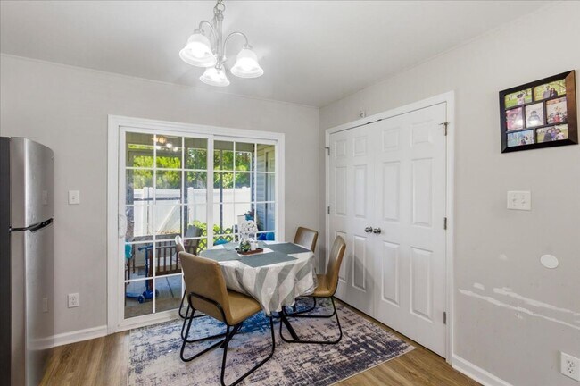 Building Photo - 2 Bed 2.5 Bath Townhome