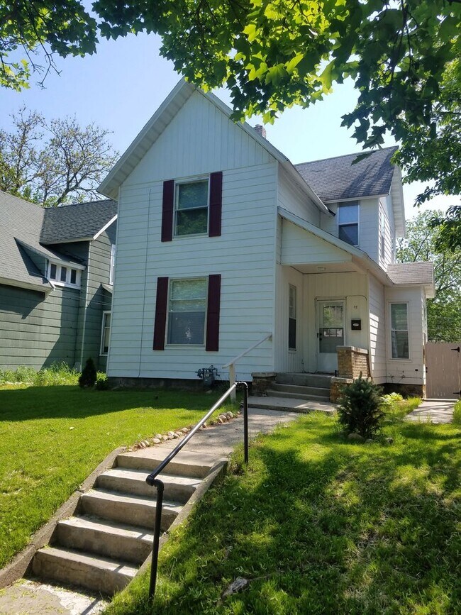 Building Photo - Downtown 2 Story Cottage Monthly Grand Rapids Rental