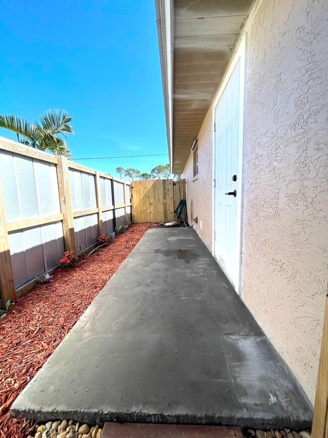 Building Photo - 5753 SE Mercedes Ave