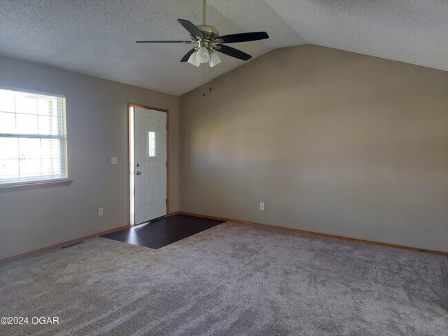 Building Photo - 1712 Blue Jay Dr