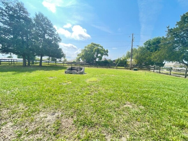 Building Photo - Gorgeous 4 BR country estate home with pool on 3 Acres