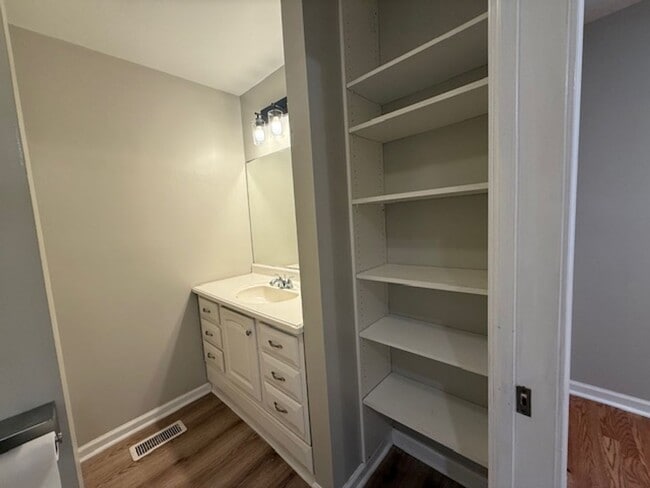 Building Photo - CHARMING COTTAGE IN NORMALTOWN AVAILABLE AUGUST 2026!