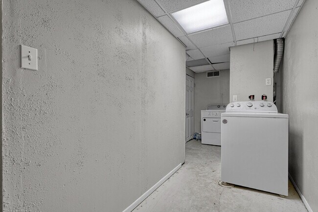 Building Photo - $2,635.95  - $300 OFF First Month's Rent - 4 Bedrooms, 2.5 Bathrooms, Single Family Home in Auror...