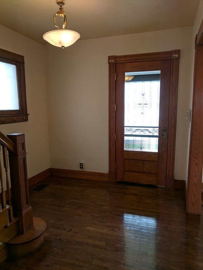 Building Photo - AWESOME 3-BDRM + GARAGE IN DESIRABLE SUNNY...