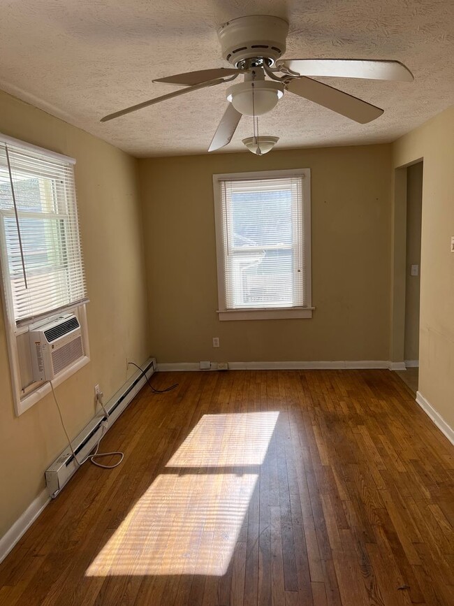 Building Photo - 1 bedroom in Downtown Hendersonville!!