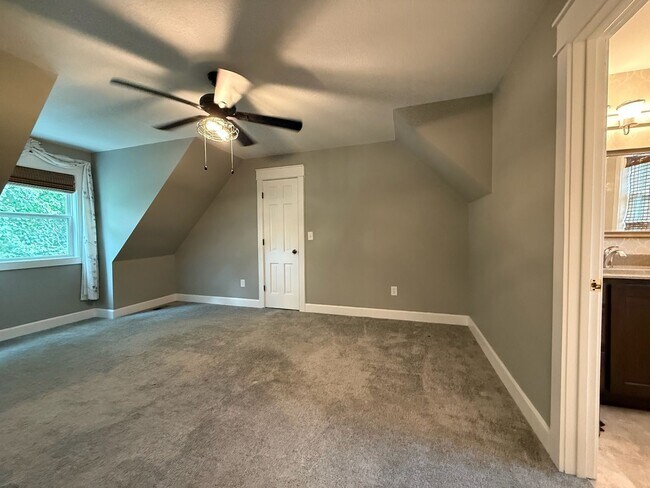 Building Photo - 4 bedroom 2.5 bath near Lake Shawnee