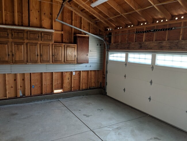 Building Photo - Beautiful 2 Bed/1 Bath Home only Blocks Fr...