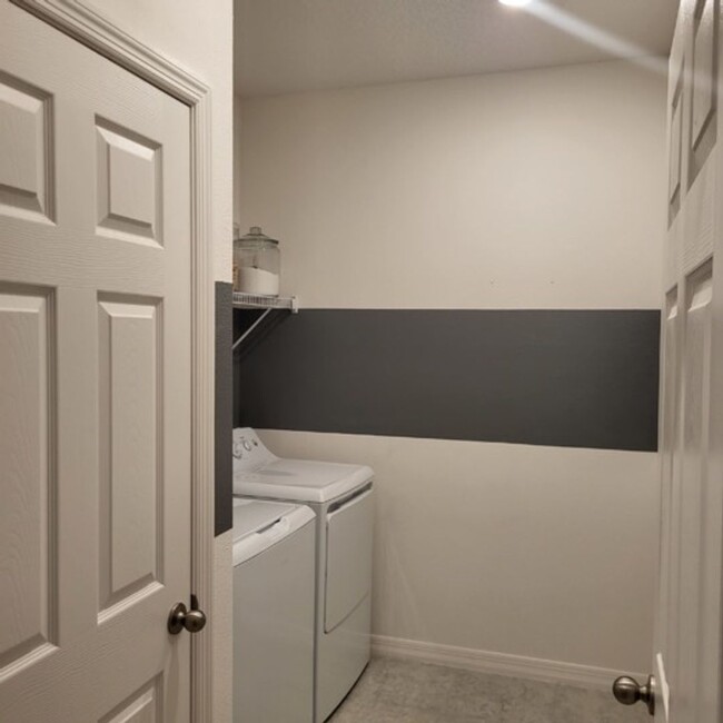 Building Photo - 3bed/2.5 Bths Townhome in Fishhawk. Lots o...