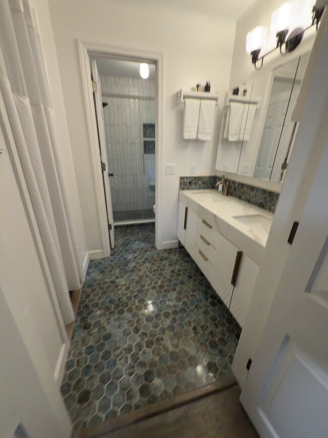 Building Photo - 989 Colonial Dr