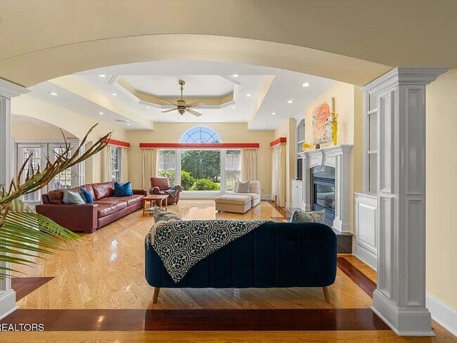 Building Photo - Luxury & Convenience!!