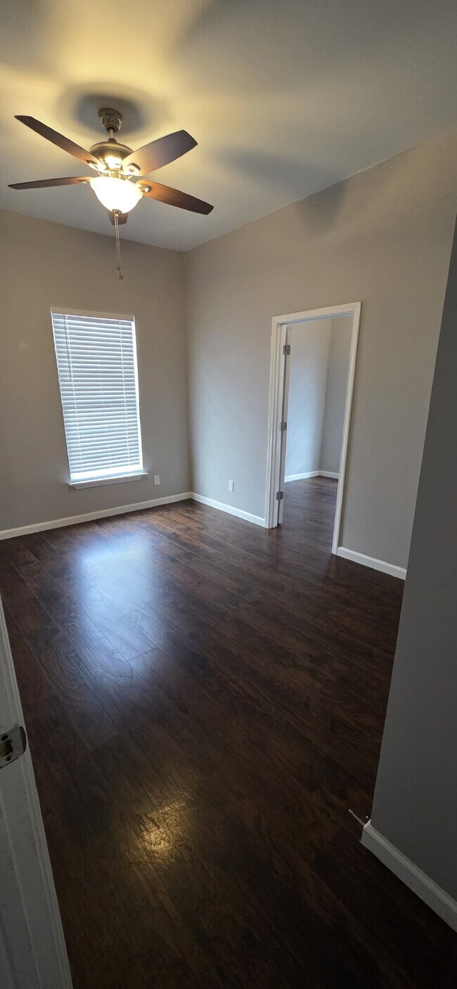 Building Photo - 3 bedroom and 2 bathrooms has newly renovated modern home in Southtown unit ready to move in! Mov...
