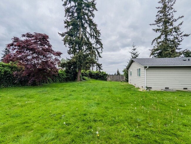 Building Photo - Move in ready 3bd/1bth Rambler W/ 1 car Ga...