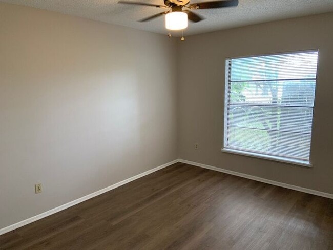 Building Photo - Great 2 Bed/1 Bath Duplex!!