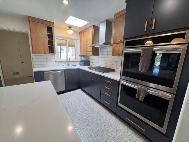 Building Photo - Beautiful home near UNM/CNM. 3 Bedroom 2 bath