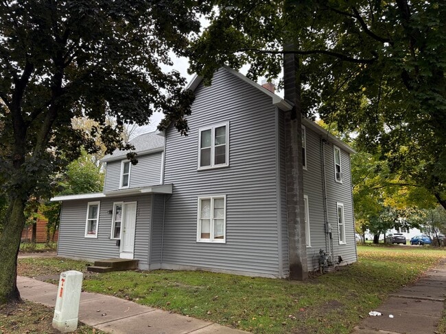 Primary Photo - 6 Bedroom 2 Bath | Student Rental