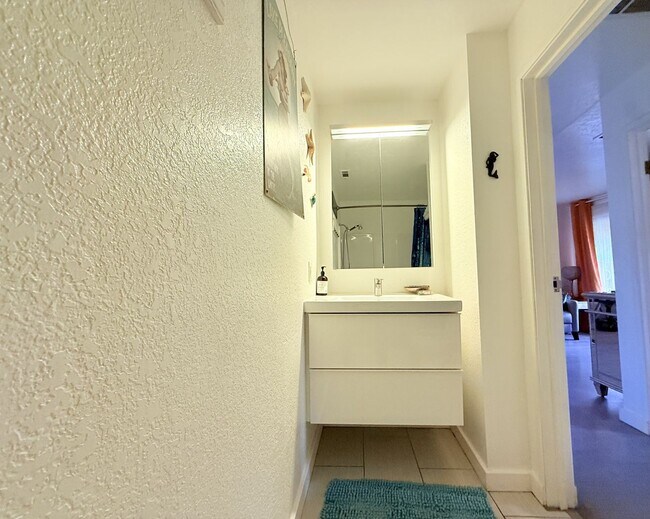 Building Photo - AVAILABLE NOW!! Lovely Upper Level - 1 Bed...