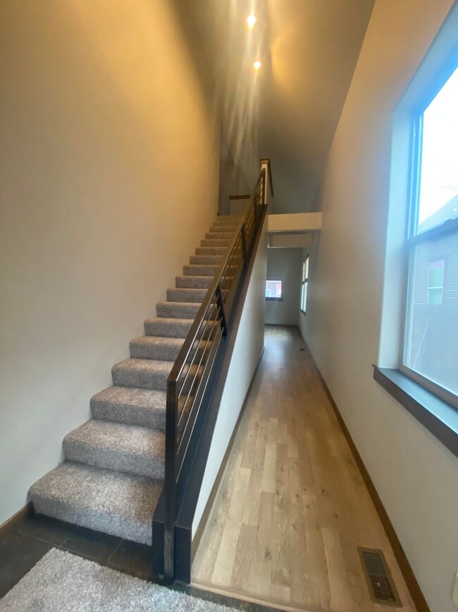 Building Photo - Valley West End Unit Condo- Available NOW!