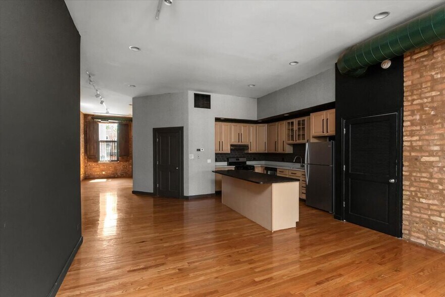 Building Photo - 1470 N Milwaukee Ave