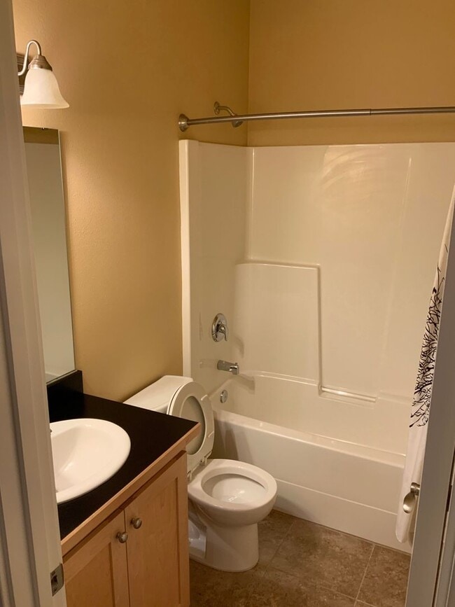 Building Photo - A Must See! 4 Bedroom House in North Eugene