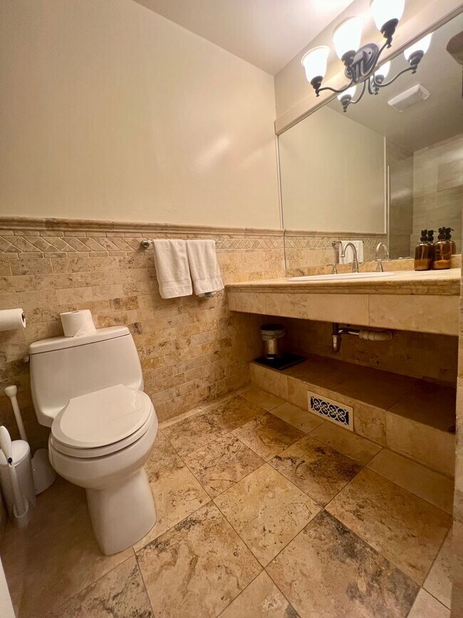 Building Photo - Luxurious 3-Bedroom Townhome in Fairmount!...