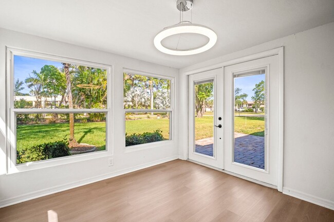 Building Photo - Fully Renovated 3 Beds 2 baths condo off M...