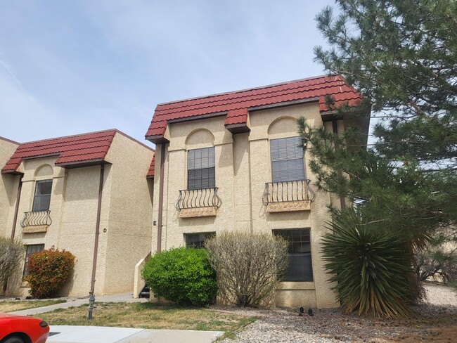 Building Photo - 837 Country Club Dr SE