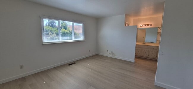 Building Photo - 5023 Oakbrook Cir