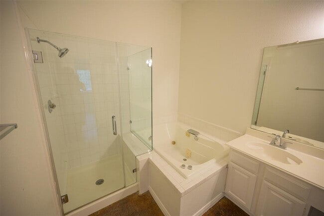 Building Photo - 6000 La Naranja Ln