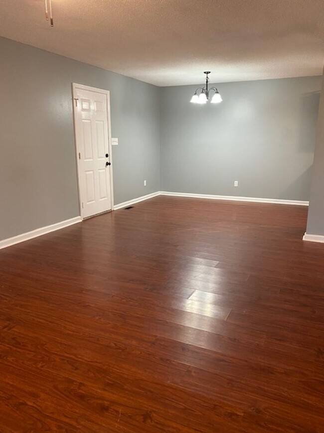 Building Photo - 3Bedroom 2 Bath House w/ attached Garage